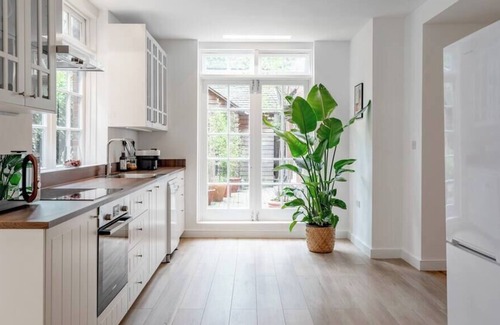 Frognal and Fitzjohns Apartment | Large Hampstead Luxury Apartment for 10