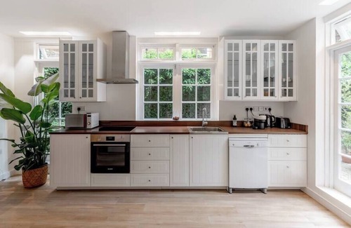 Frognal and Fitzjohns Apartment | Large Hampstead Luxury Apartment for 10