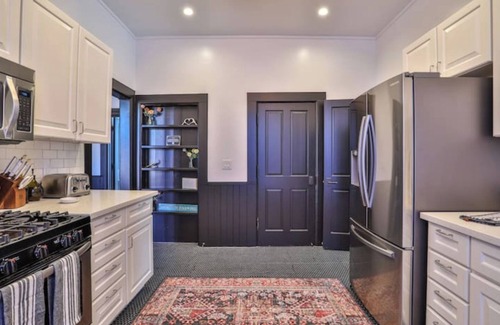 Ventura House | Large Historic Victorian Beach House - The Sudden House