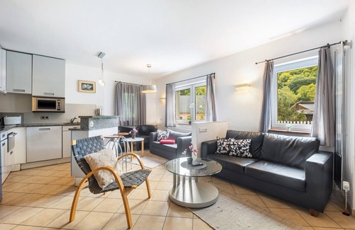 Zweifelscheid House | Large Holiday Home 'Engelsdorf' with Private Terrace and Wi-Fi