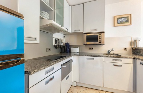 Zweifelscheid House | Large Holiday Home 'Engelsdorf' with Private Terrace and Wi-Fi