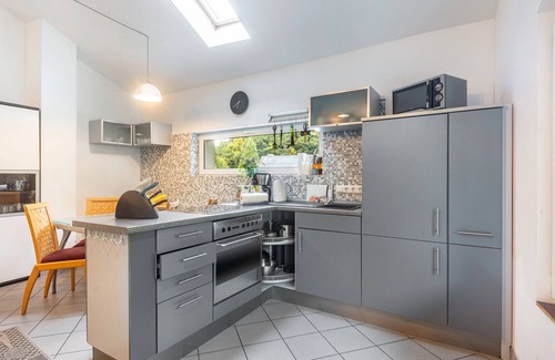 Zweifelscheid House | Large Holiday Home 'Engelsdorf' with Private Terrace and Wi-Fi