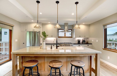 Avila Beach House | Large Home - A Wave From It All - Best of Avila - 5 Bdrm - sleeps 12