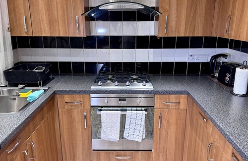 Mayesbrook Apartment | Large Home In Barking 1gbps WiFi & Free Parking