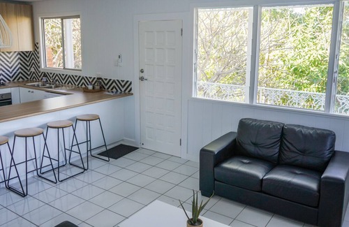West End Apartment | LARGE HOME ON CASTLE HILL | WALK TO STADIUM