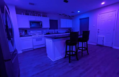 Southeast Houston House | Large Home! Theater + Ambient Living Room Near NRG.