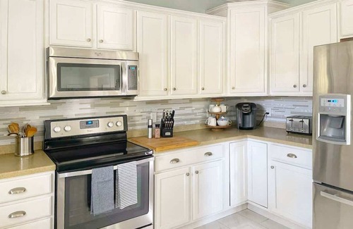 Savannah House | Large Home w 2 Airstream Glampers & Spa near Beach & Downtown