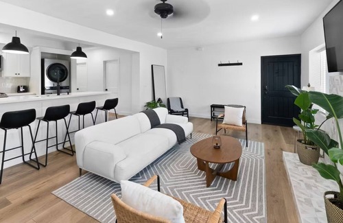 Los Angeles House | Large Home w/Views of DTLA Sleeps 8 Golf/Spa/Fire