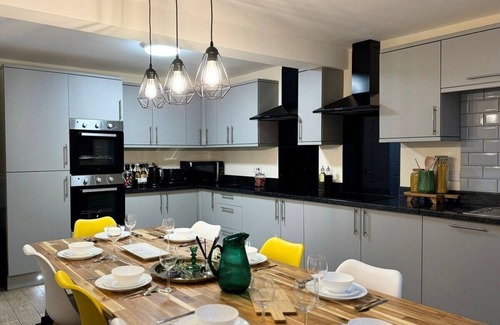 Nottingham House | Large House 21 Guests | 8 Bedroom/13 bed & Firepit