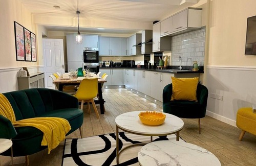 Nottingham House | Large House 21 Guests | 8 Bedroom/13 bed & Firepit