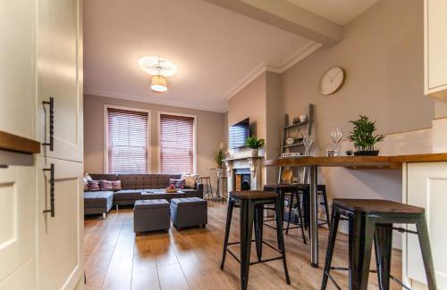 Northampton House | Large House - Contractors & Families & Private Parking