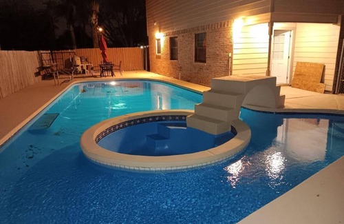 McAllen House | Large House in Peaceful McAllen. Large Pool, 10th/Trenton. Perfect Location
