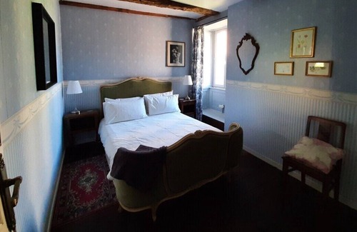 Saint-Helen House | Large house, sleeps 8, shared pool.