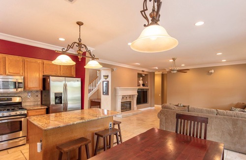 Corona House | Large House With Private Oasis Backyard 讲中文