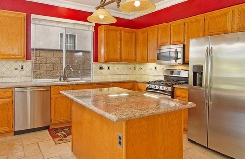 Corona House | Large House With Private Oasis Backyard 讲中文