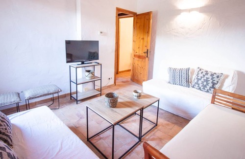Serinya House | Large isolated farmhouse 10 minutes from Besalú