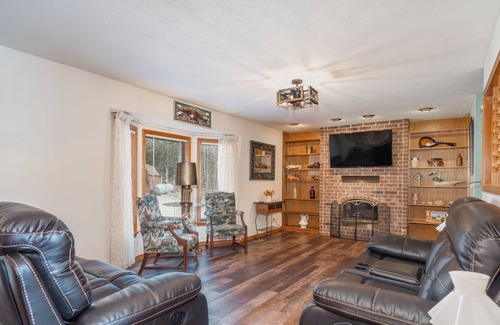 Cherokee Village House | Large Lake Home w Dock - Pet Friendly - Wake Lake