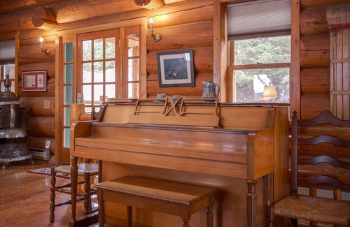 Hayden Lake Cabin | Large lakefront cabin with pool table, private hot tub, & dock