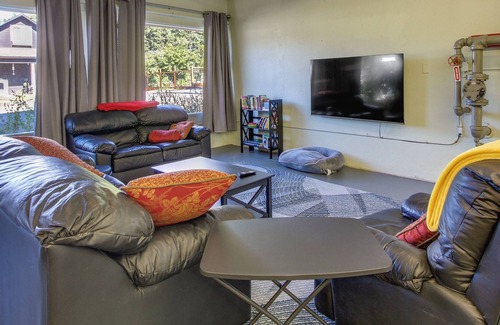 Oakridge Apartment | Large Loft-Style Studio in Uptown Oakridge