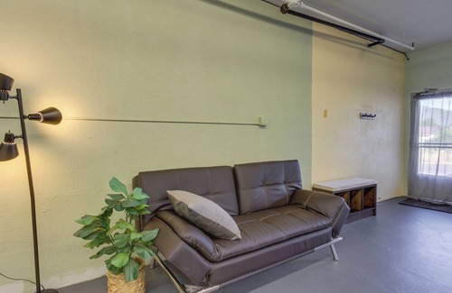 Oakridge Apartment | Large Loft-Style Studio in Uptown Oakridge