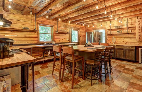 McDonough Cabin | Large Log cabin with hot tub, game room near Atlanta airport