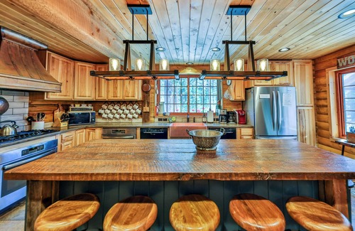 Grand Lake House | Large log home directly on CO River w/beach, hot tub