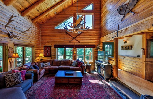 Grand Lake House | Large log home directly on CO River w/beach, hot tub