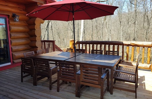 Frontenac Cottage | Large log home in private bay on Rideau Lakes near Kingston+1000 Islands