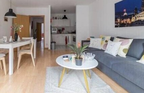 Outer Neustadt Apartment | Large Louise with underground parking space, family friendly