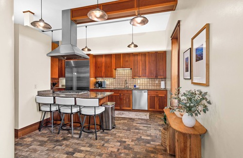 Downtown - Waterfront Condo | Large Lux Condo, Lakeview, Canal Park, Sleeps 8