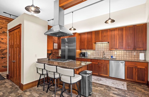 Downtown - Waterfront Condo | Large Lux Condo, Lakeview, Canal Park, Sleeps 8