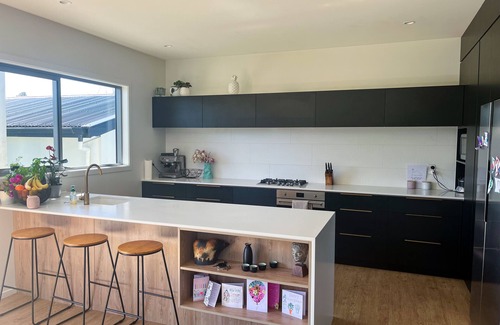 Mount Maunganui House | Large Modern 5 Bedroom Home - 5 min to the beach!