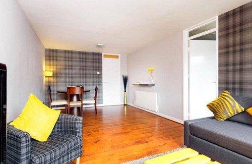 Bonnington Apartment | Large Modern Top Floor Riverside Apartment (Sleeps 6) with Free Parking and WiFi