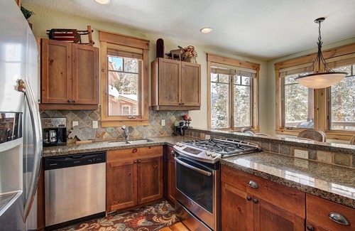 Keystone House | Large Modern Townhome in Settlers Creek/Great Amenities/Private Patio