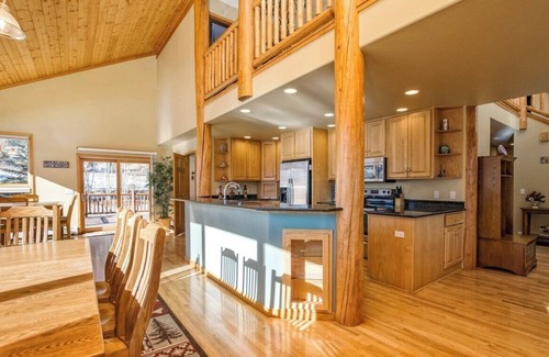 Estes Park House | Large Mountain home with HOT TUB, arcade, frisbee golf, and more!