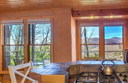 Swannanoa Apartment | Large Mountain Views Hiking 25Mins to DT A-Ville Nature Emersion Deck