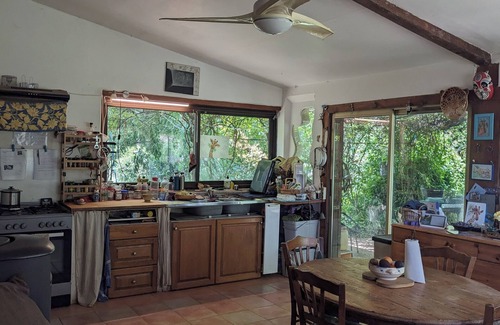 La Tour-d'Aigues Bed & Breakfast | Large, naturally cool vaulted room in a former sheepfold