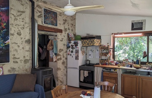 La Tour-d'Aigues Bed & Breakfast | Large, naturally cool vaulted room in a former sheepfold