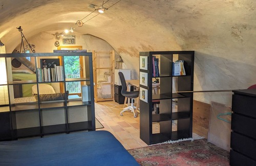 La Tour-d'Aigues Bed & Breakfast | Large, naturally cool vaulted room in a former sheepfold