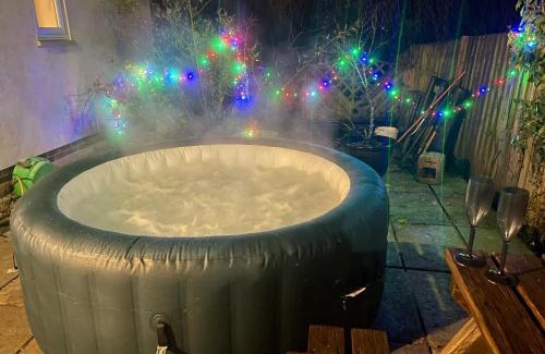 Bwlch Apartment | Large New Studio Apartment and Hot Tub - Private Hideaway in the Brecon Beacons