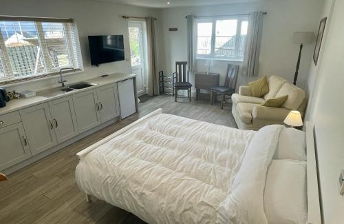 Bwlch Apartment | Large New Studio Apartment and Hot Tub - Private Hideaway in the Brecon Beacons
