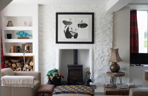 Calstock House | Large Open Plan Cottage with Balcony BBQ Area