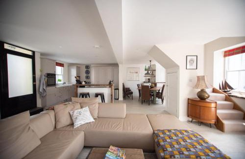Calstock House | Large Open Plan Cottage with Balcony BBQ Area