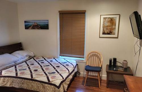 Hammondsport Bed & Breakfast | Large private bedroom and bathroom in custom lake house, hot tub, game room