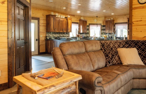 Holton House | Large Private Home, Sleeps 20, Great for Groups