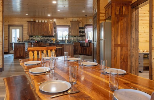 Holton House | Large Private Home, Sleeps 20, Great for Groups