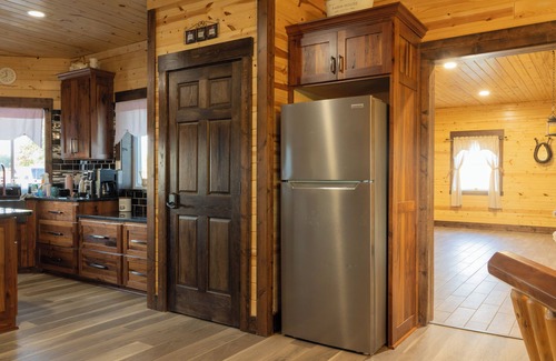 Holton House | Large Private Home, Sleeps 20, Great for Groups