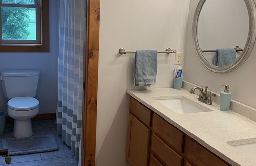 Oshkosh House | Large Ranch Style Home- 2 minutes to EAA & Oshkosh Attractions!