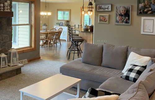 Oshkosh House | Large Ranch Style Home- 2 minutes to EAA & Oshkosh Attractions!