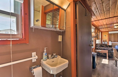 Houghton Lake Cabin | Large Resort Cabin: Steps to the Lake!